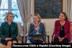 Круглий стіл з амбасадоркою США Бріджит Брінк (зліва) та Ізобель Коулмен, заступницею голови USAID (посередині). Київ, 3 травня 2024 року