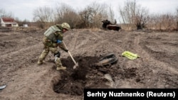 Салдат закопвае магілу (ілюстратыўнае фота)