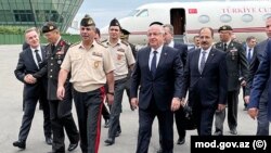 Ադրբեջանի պաշտպանության նախարար Զաքիր Հասանովն ու Թուրքիայի պաշտպանության նախարար Յաշար Գյուլերը, արխիվ