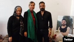 الهام افکاری پس از آزادی در کنار برادر و مادرش