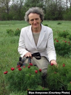 Віра Аннусова на Луганщині. «Недавно виставила в себе на фейсбуці – воронці квітують»