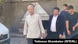 Адахан Мадумаров у здания суда. 2 сентября 2023 года.