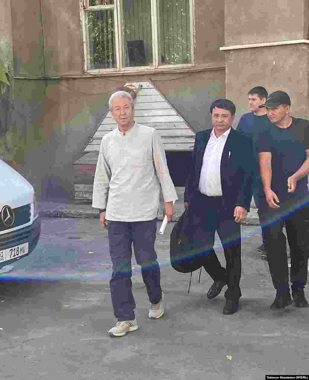 2-сентябрда &quot;Бүтүн Кыргызстан&quot; фракциясынын лидери, Жогорку Кеңештин депутаты Адахан Мадумаров кармалып,&nbsp;Улуттук коопсуздук комитетинин тергөө абагына камалды.&nbsp;Кыргыз-тажик чек арасындагы тилке боюнча 2009-жылы протоколго кол койгону үчүн ага &ldquo;Мамлекеттик чыккынчылык&rdquo; деген берене менен айып коюлган.&nbsp;