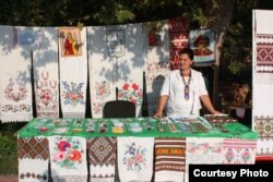 Тетяна Геєнко з колекцією рушників