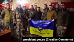 Президент України Володимир Зеленський під час відвідин українських військових на Куп'янському напрямку. Харківщина, 19 лютого 2024 року 