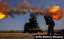 Український військовослужбовець веде вогонь із самохідної гаубиці 2С22 «Богдана» по позиціях російських військ біля Бахмуту на Донеччині, 5 липня 2023 року