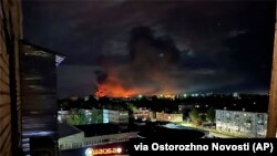 Псковдогу аэпоротко жасалган дрондордун чабуулунан кийин тутанган өрт. Сүрөт Осторожно Новости телеграм-каналынан алынган. 29-август, 2023-жыл. 
