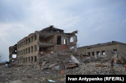 Руїни школи у Посад-Покровському