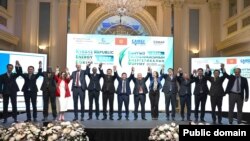 Вена шаарында өткөн эл аралык энергетикалык инвестициялык форумдун катышуучулары. 