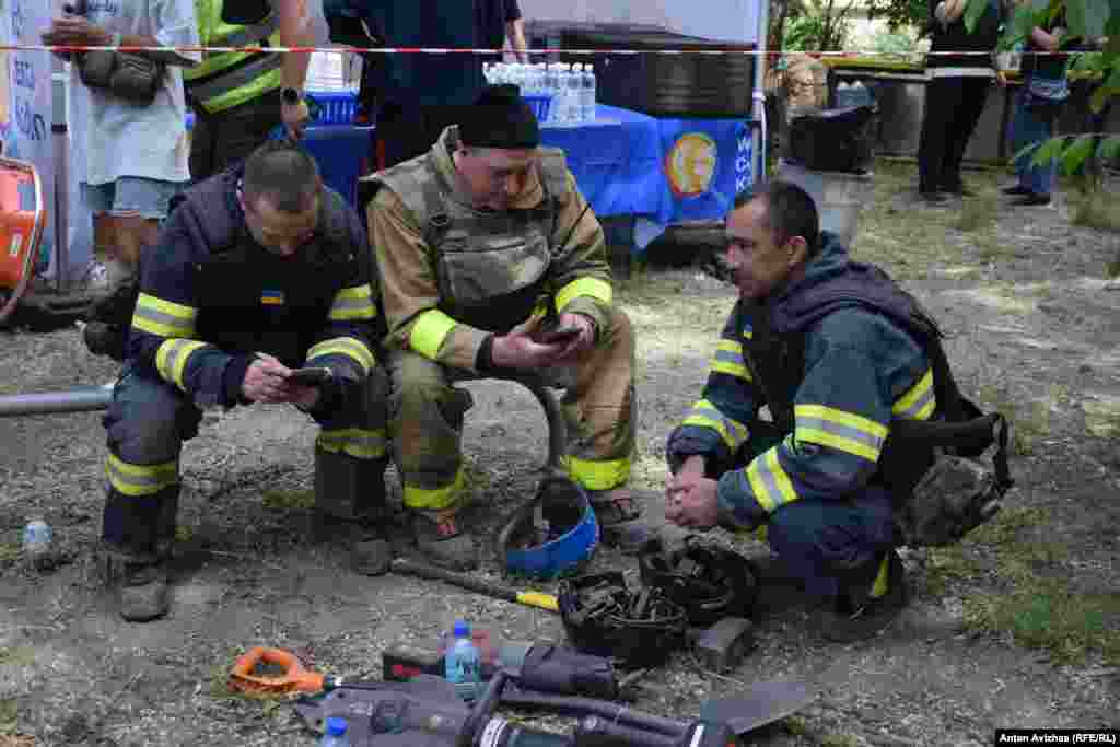У рятувальників невелика перерва між важкими роботами з розбору завалів