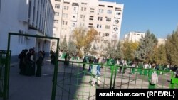 Orta mekdebiň howlusynda. Türkmenistan (Arhiw suraty)