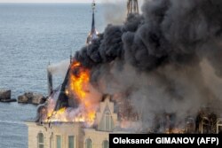 Палаюча будівля в Одесі, пошкоджена внаслідок російського ракетного удару. 29 квітня 2024 року