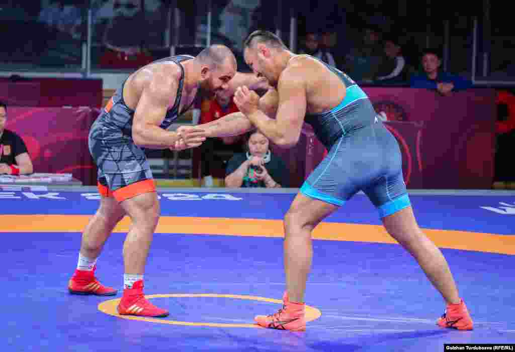 Күрөштүн ушул эле түрүнөн Кыргызстандын эсебине күмүш байге алып келген Айаал Лазарев 125 килограмм салмакта үч беттеш өткөрдү. Алгач 1/4 финалда кытайлык Бухирдун Бухирдунду 10:6, жарым финалда монголиялык Одгерел Баткхишигди 10:0 эсеби менен утуп, финалга чыккан. Алтын байге үчүн 2021-жылдагы дүйнө чемпиону, Токио Олимпиадасынын коло байгесинин ээси, ирандык Амир Заре менен беттешинде жеңилип, 2-орунду ээледи.