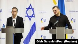 Міністр закордонних справ України Дмитро Кулеба і міністр закордонних справ Ізраїлю Елі Коен (ліворуч) під час пресконференції. Київ, 16 лютого 2023 року (фото ілюстративне)