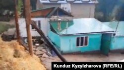 Айыл тургундары үйлөрүн камсыздандырбаганы көйгөй жаратууда. Көөчү айылы. 7-август, 2023-жыл.