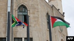 نصب پرچم آفریقای جنوبی در کنار پرچم فلسطینیان در کرانه باختری پس از شکایت این کشور از اسرائیل به دیوان لاهه به اتهام «نسل‌کشی» فلسطینیان