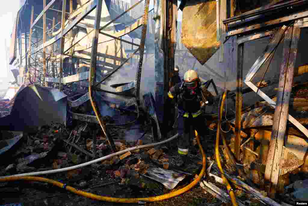 Гасіння пожежі та пошукові роботи тривають