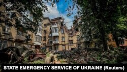 Разрушенный в результате российской атаки дом в Сумах, 3 июля 2023 года