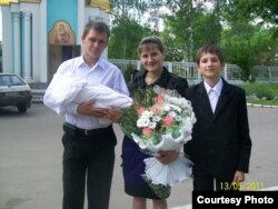 Харків’яни Ірина й Андрій Гріценки. Сімʼя на виписці донечки