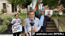 Türkmenistanyň Waşingtondaky ilçihanasynyň öňündäki piket. Öň tarapda Myrat Gurbanow, çepde syýasy tussag Mansur Mingelowyň daýzasy Nurjan Suzer, sagda aktiwist Muhammet Düýeji. 2023-nji ýylyň 26-njy sentýabry