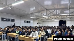 Иса Ахунбаев атындагы Кыргыз мамлекеттик медициналык академиясында окуп жаткан чет өлкөлүк студенттер. Иллюстрациялык сүрөт. 