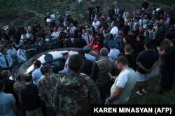 26 красавіка 2024 году армянскія пратэстоўцы перакрылі дарогу каля горада Тавуш, недалёка ад мяжы з Азэрбайджанам. Яны перакрылі некалькі дарог па ўсёй краіне, у тым ліку ў сталіцы Ерэване, абураючыся тэрытарыяльнымі саступкамі Азэрбайджану.