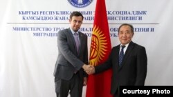 Кудайберген Базарбаев менен Николас Боулер.