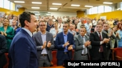Kosovskom premijeru Aljbinu Kurtiju plješću pri dolasku na miting Partije za demokratsko delovanje, 29. maja u Prištini.
