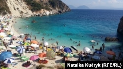 На південь Італії під час війни виїжджало 36 дітей із Чинадіївського дитячого будинку, що на Закарпатті. Загалом, за даними італійського уряду, в країні перебуває трохи більше 4,5 тисячі українських неповнолітніх без супроводу