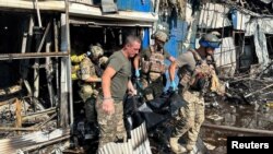 Константиновкада базарга урулган соккудан кийинки куткаруу иштери маалында тартылган сүрөт.