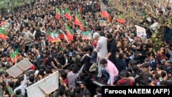 Прихильники Імрана Хана супроводжують його машину після судового засідання в Ісламабаді, 28 лютого 2023 року