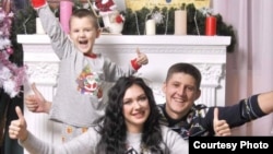 Артем Єрашов з батьками. Фото: з особистого архіву родини