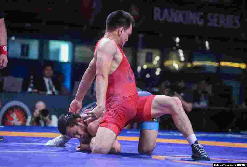 70 килограмм салмакта финалда кыргызстандык&nbsp;Орозобек Токтомамбетов (кызыл форма)&nbsp; менен казакстандык Сырбаз Талгат күч сынашты.