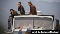 Этнічныя армяне-ўцекачы з Нагорнага Карабаху на грузавіках прыбылі ў вёску Карнідзор на армянскай мяжы. 26 верасьня 2023 