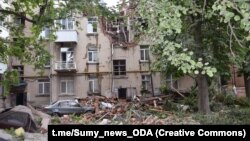 Російські війська фактично щодня обстрілюють прикордонні громади Сумщини. На фото: наслідки удару російського дрона в Сумах, 3 липня 2023 року