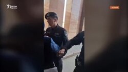 Қамаудағы екі саяси белсендінің аналары Астанаға талап айтып келді