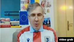 Михаил Саакашвили в футболке сборной Грузии