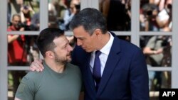 Премьер-министр Испании Педро Санчес приветствует президента Украины Владимира Зеленского по прибытии во дворец Ла Монклоа в Мадриде, Испания, 27 мая 2024 года