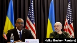 Գերմանիա - ԱՄՆ և Ուկրաինայի պաշտպանության նախարարներ Լլոյդ Օսթինը և Ալեքսեյ Ռեզնիկովը ասուլիսի ժամանակ, Ռամշտայն, 21-ը ապրիլի, 2023թ.