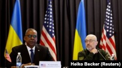 Міністр оборони України Олексій Резніков (праворуч) і міністр оборони США Ллойд Остін під час засідання Контактної групи з питань оборони України у форматі «Рамштайн». Архівне фото 