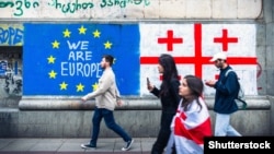 Tbilisidəki Rustaveli prospektində Gürcüstan və Aİ bayraqlarını əks etdirən qraffiti