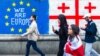 Флаги ЕС и Грузии на проспекте Руставели в Тбилиси