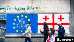 Графіті із зображенням прапорів Грузії та ЄС на проспекті Руставелі у Тбілісі