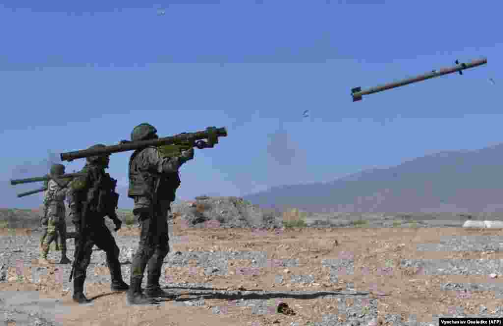 Российские военные стреляют из переносного зенитного ракетного комплекса &laquo;Игла&raquo;&nbsp;9К38. Ереван неоднократно критиковал ОДКБ. Премьер-министр Армении Никол Пашинян назвал &laquo;удручающим&raquo; отсутствие реакции со стороны альянса на вторжение азербайджанских сил&nbsp;