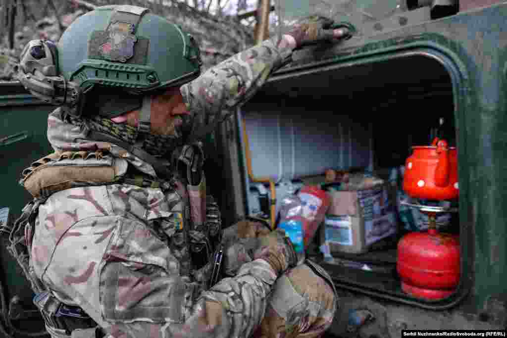 З &laquo;комфорту&raquo; в цій посадці біля Бахмуту в хлопців є лише гаряча кава