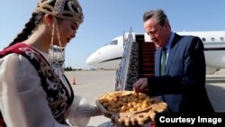 Британ тышкы иштер министри Дэвид Кэмерон "Манас" эл аралык аба майданында, 22-апрель, 2024-жыл