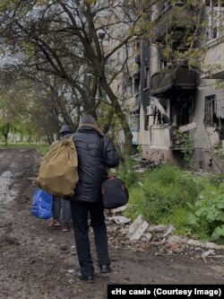 Волонтери евакуюють жителя прифронтового Вугледару (Архів Олександри Сахарук)