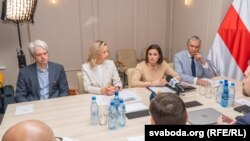 Паседжаньне Аб'яднанага пераходнага кабінэту ў Варшаве, 15 ліпеня 2024. Злева направа: Павал Баркоўскі, Аліна Коўшык, Сьвятлана Ціханоўская, Павал Латушка