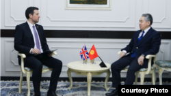 Элчи Николас Боулер жана министри Жээнбек Кулубаев.