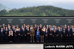 "Саммит мира" в Швейцарии, 15 июня 2024 года. На "семейном фото" с участием мировых лидеров в центре – президент Швейцарии, Владимир Зеленский и Андрей Ермак.